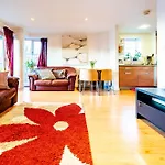 Superhost 1 Bedroom Flat 15 Mins To Center,Zone 2