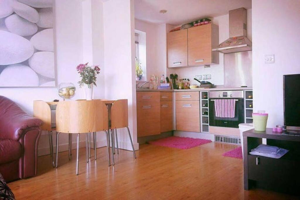 Superhost 1 Bedroom Flat 15 Mins To Center,zone 2 *
