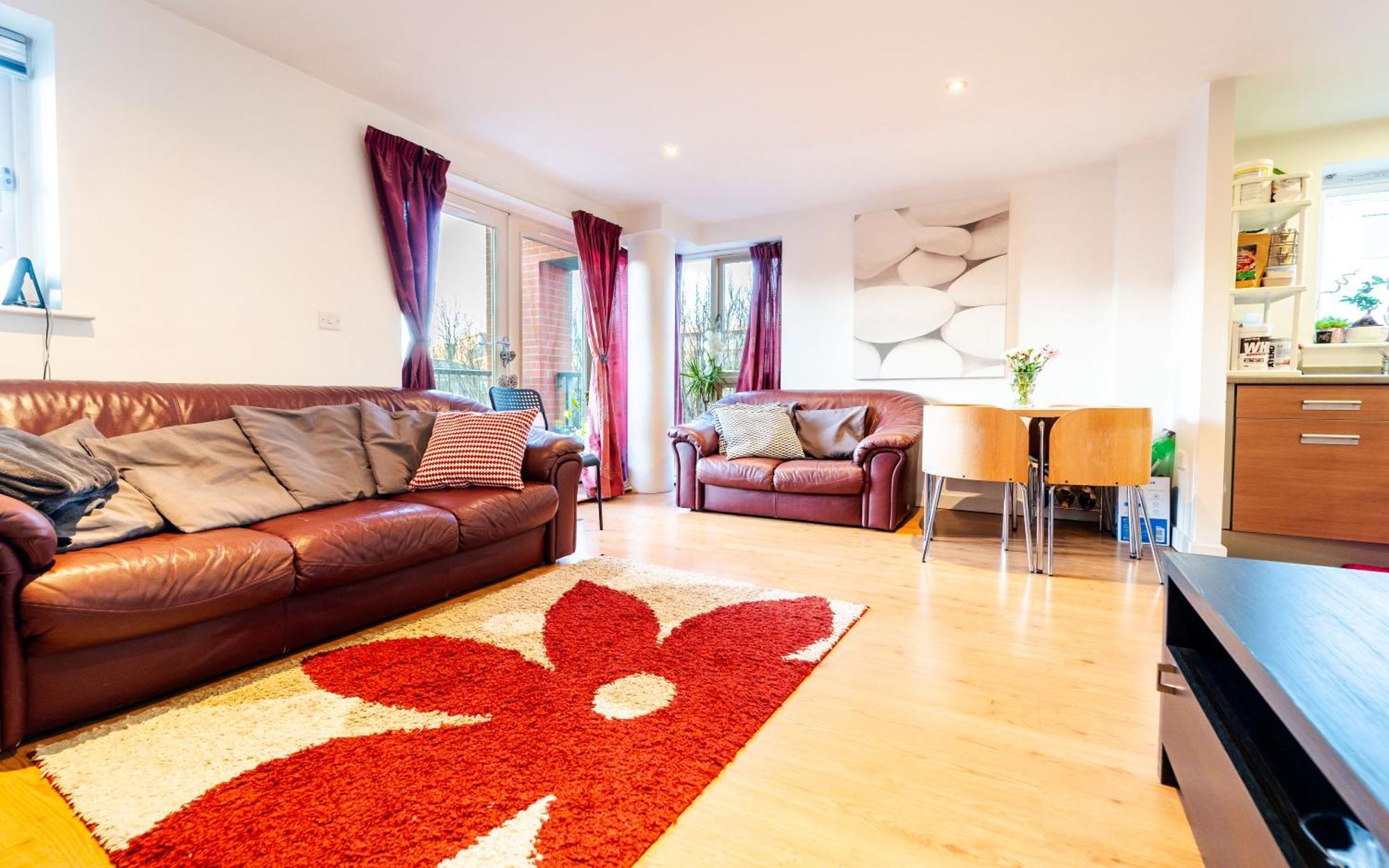Superhost 1 Bedroom Flat 15 Mins To Center,zone 2 *